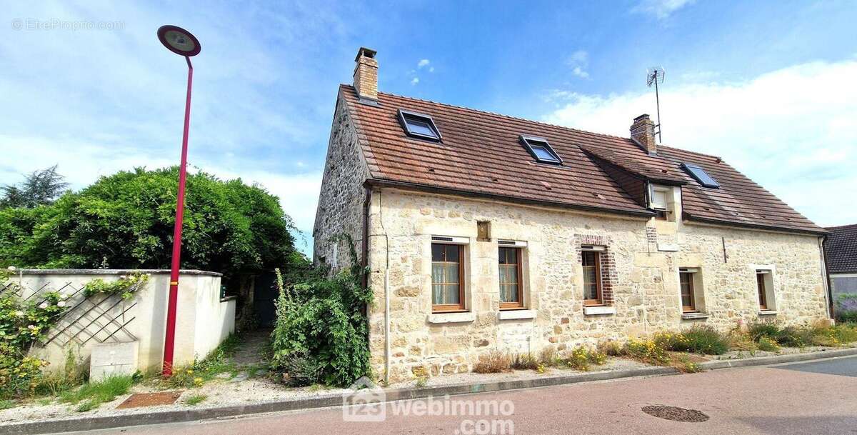 D&#039;une surface habitable de 140 m² - Maison à VESLUD