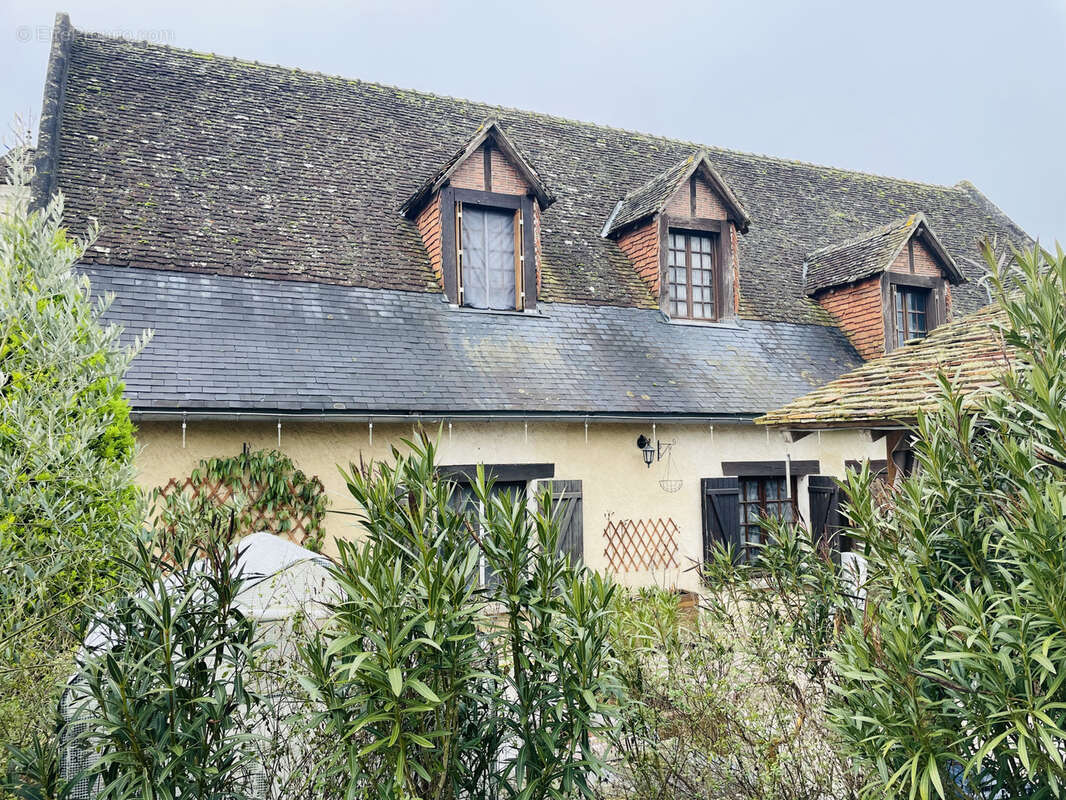 Maison à SAINT-GENOUPH