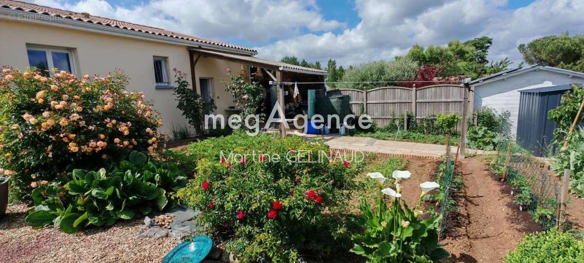 Maison 100 m² à Saint-Georges-Des-Coteaux  - photo 9