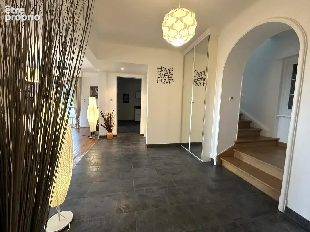 PFASTATT – grande villa avec piscine extérieure et appartement en rez-de-jardin - photo 8