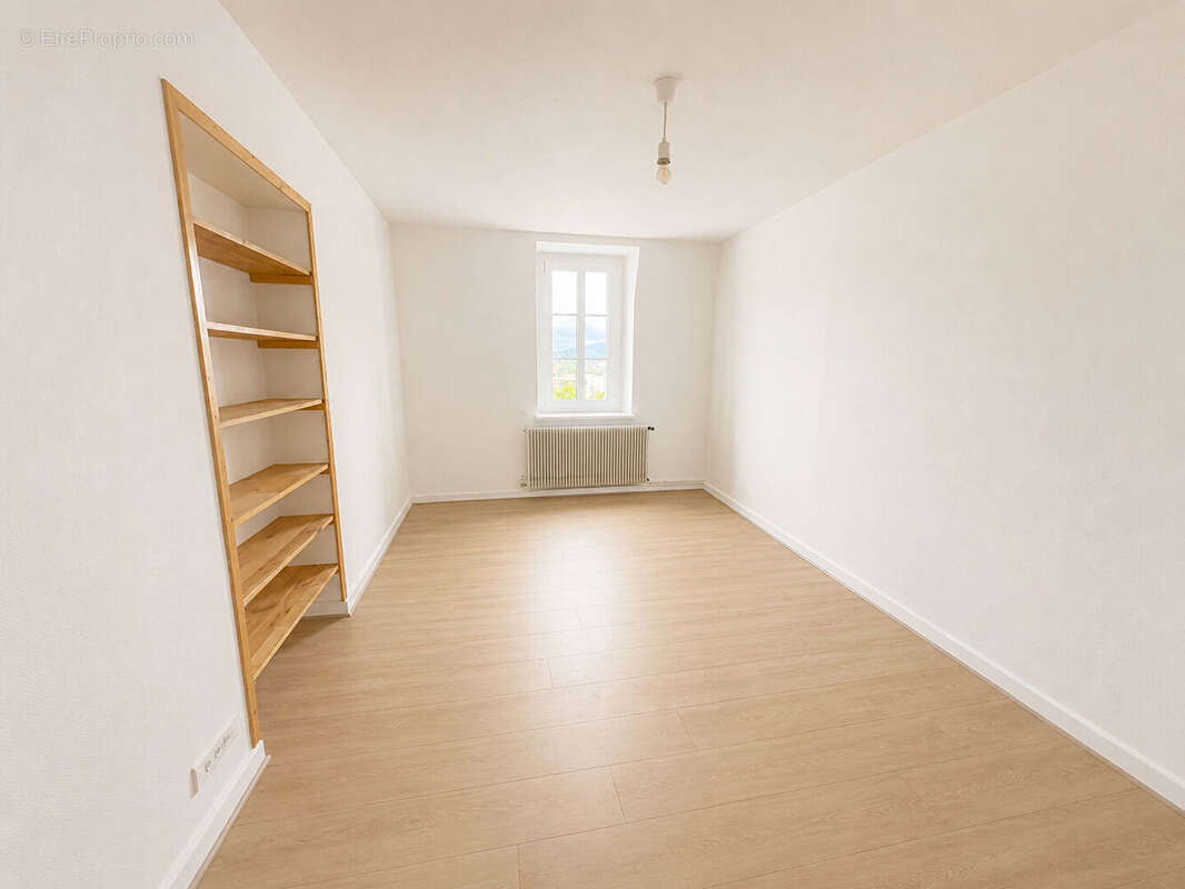 Appartement T4, 82 m2 rénové en dernier étage - photo 4