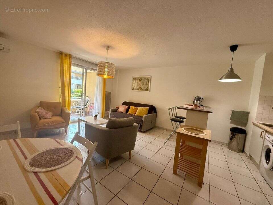 À découvrir sans tarder : superbe T2 rénové et meublé à - photo 6