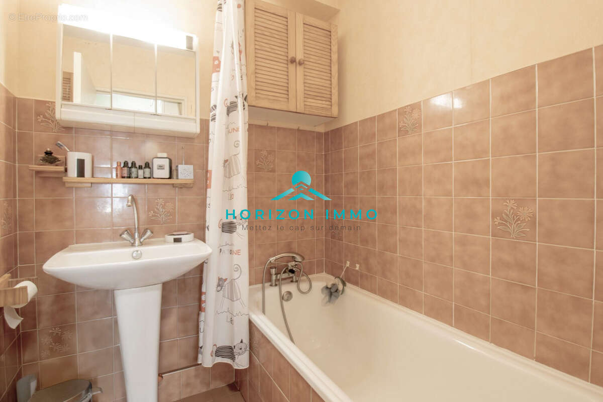 Appartement à SAINT-LAURENT-DU-VAR