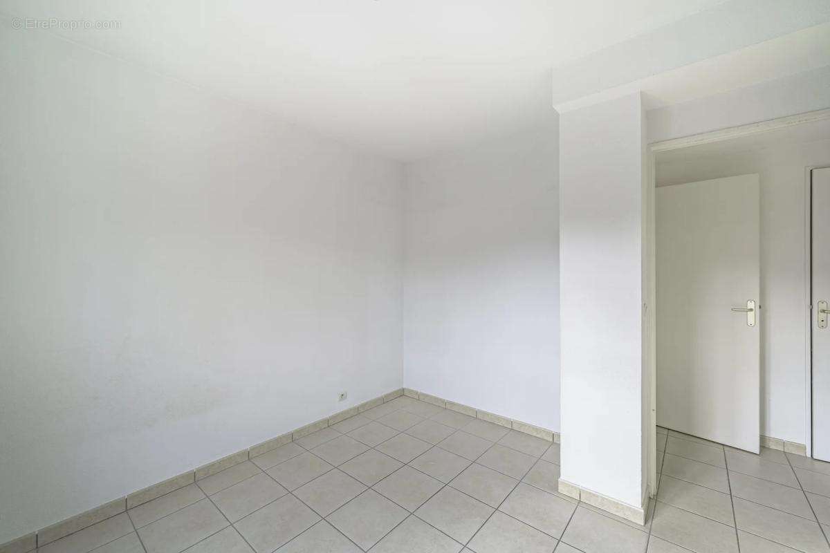 Appartement à LA ROQUE-D'ANTHERON