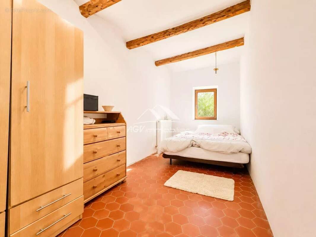 Vézénobres - Maison de village en pierre avec terrain de 2 000 m² - photo 8