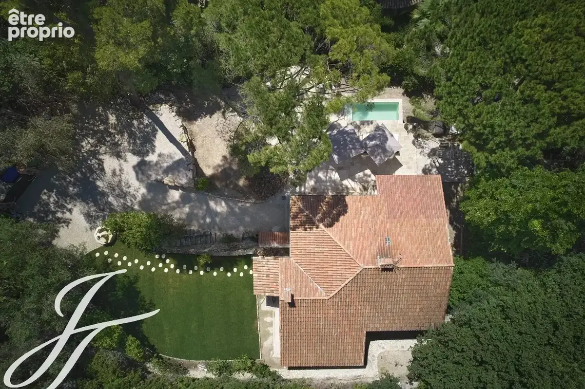 Mougins - Villa rénovée avec vue dégagée et aperçu mer - photo 1