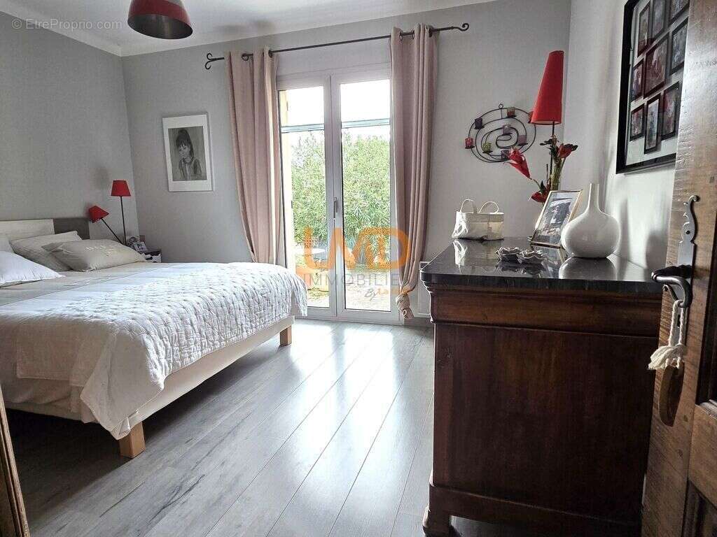Maison à ENTRAIGUES-SUR-LA-SORGUE