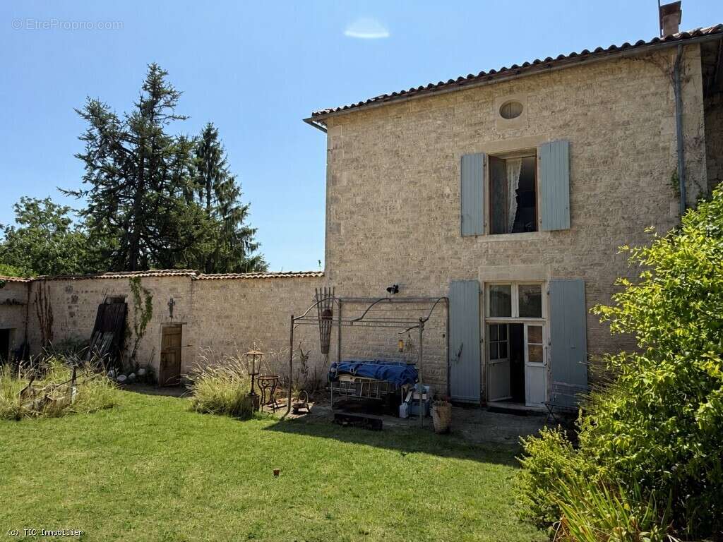 Belle Maison Sur Un Parc de 4843m² Avec Piscine - photo 32