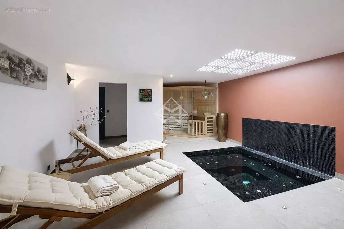 Maison à ROQUEFORT-LES-PINS