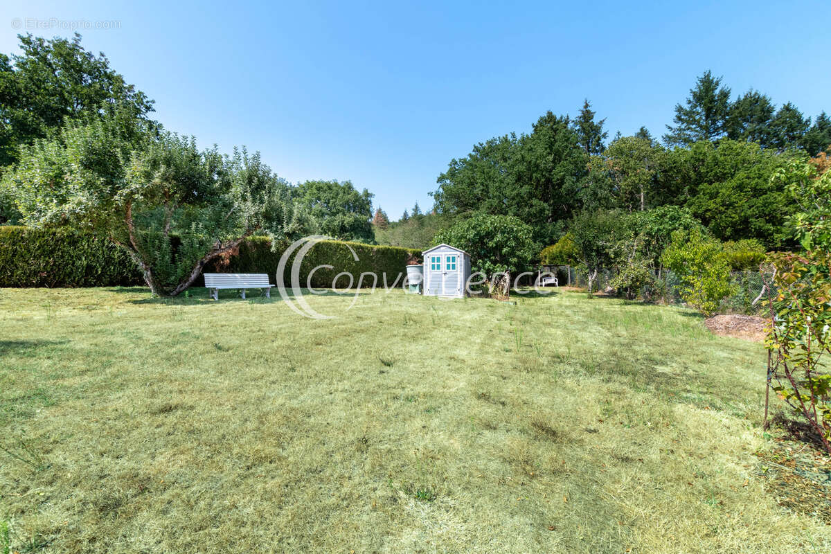 Maison de plain-pied de 105m2 avec garages, jardin et dépendances - photo 17