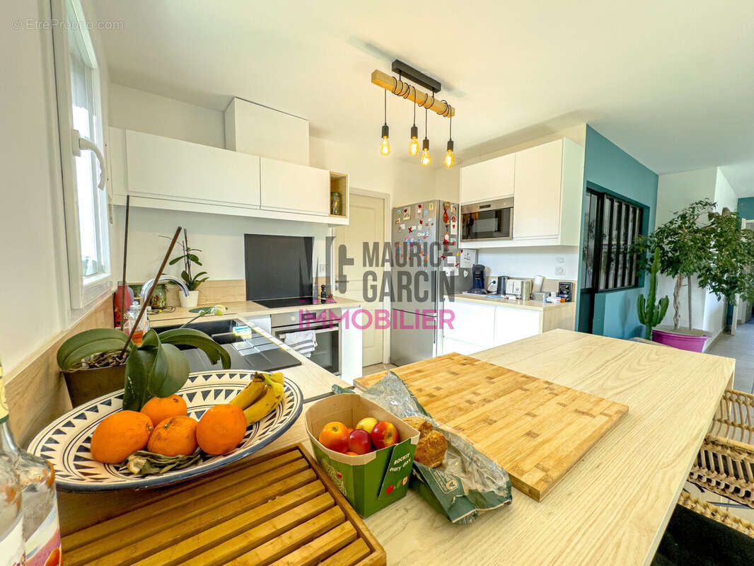 Maison à LA ROQUE-SUR-PERNES