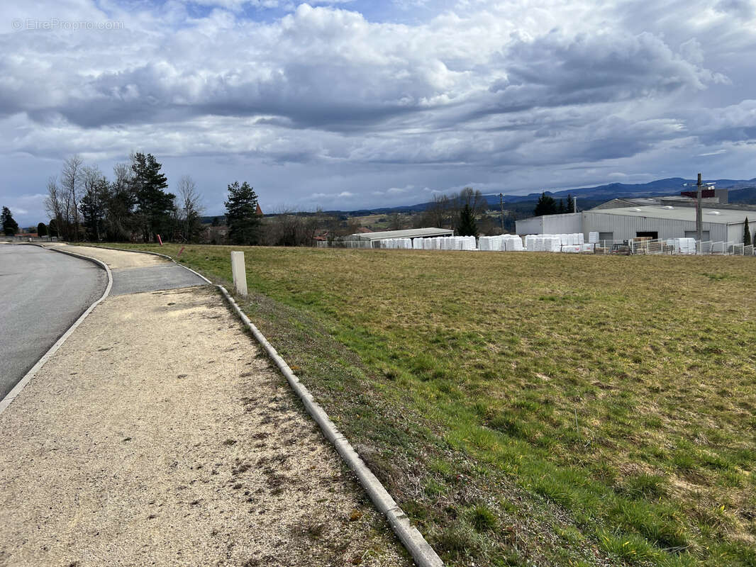 Terrain à LES VILLETTES