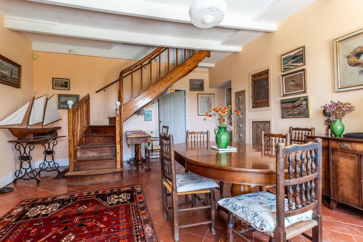 Maison de campagne avec annexes, piscine, grange et vue - photo 12