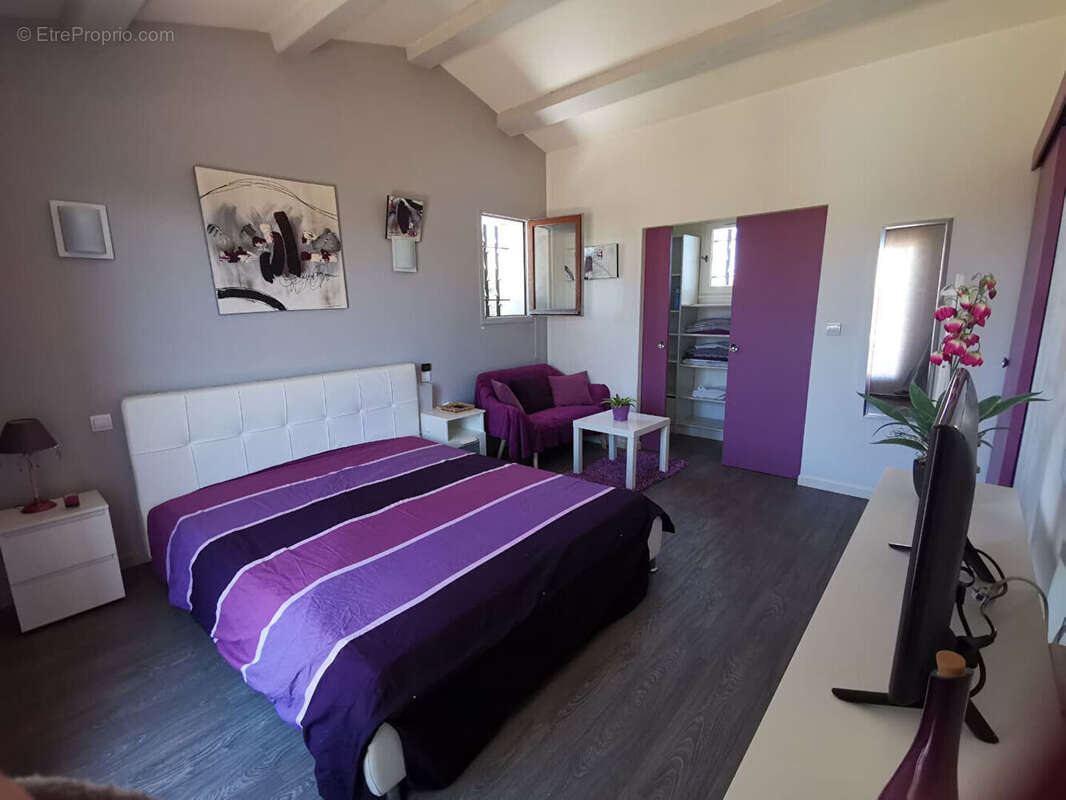 Maison à ENTRAIGUES-SUR-LA-SORGUE