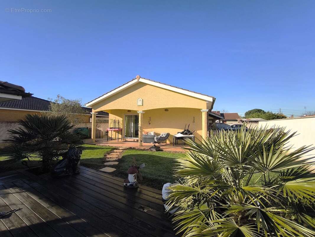 Maison à CRUZILLES-LES-MEPILLAT