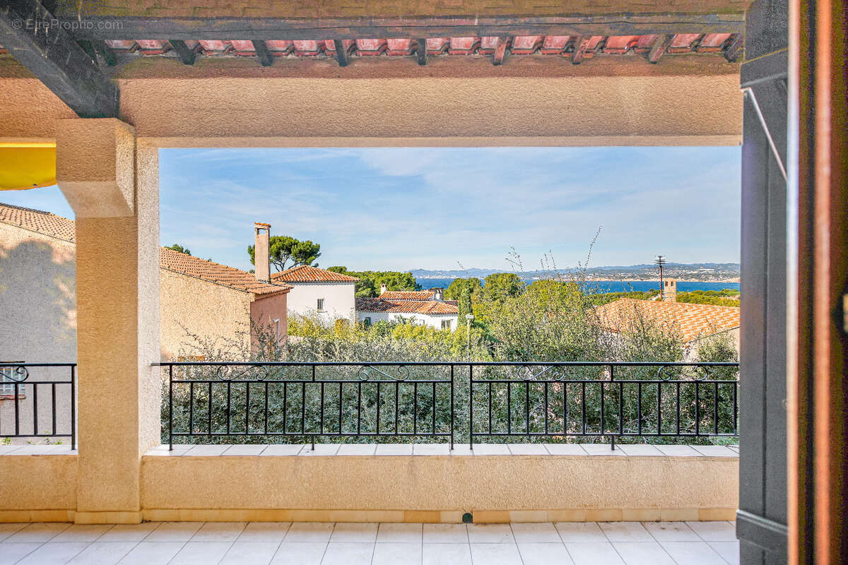 Six Fours Les Plages, Rayolet, Villa T8 de 248m2, Vue mer et proche plage - photo 8
