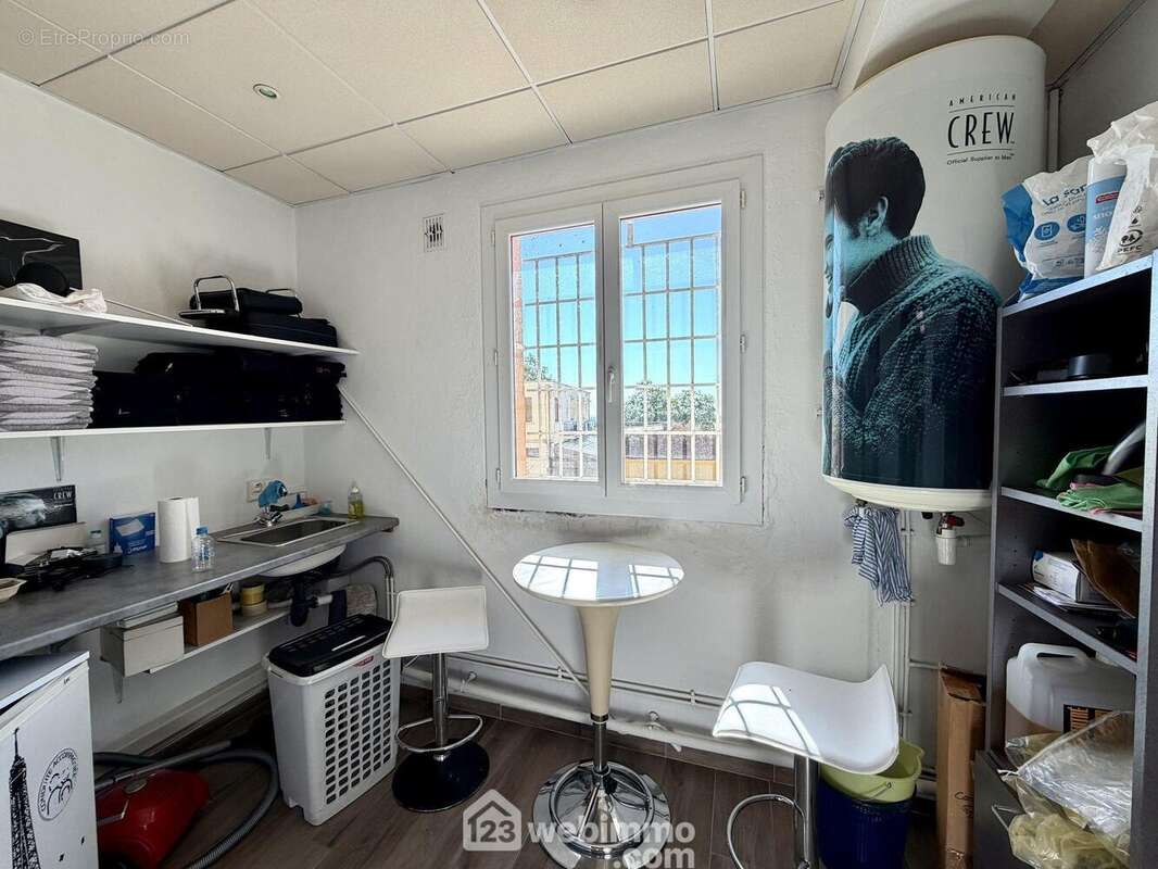 L' arrière du local avec point d'eau... - Commerce à BASTIA