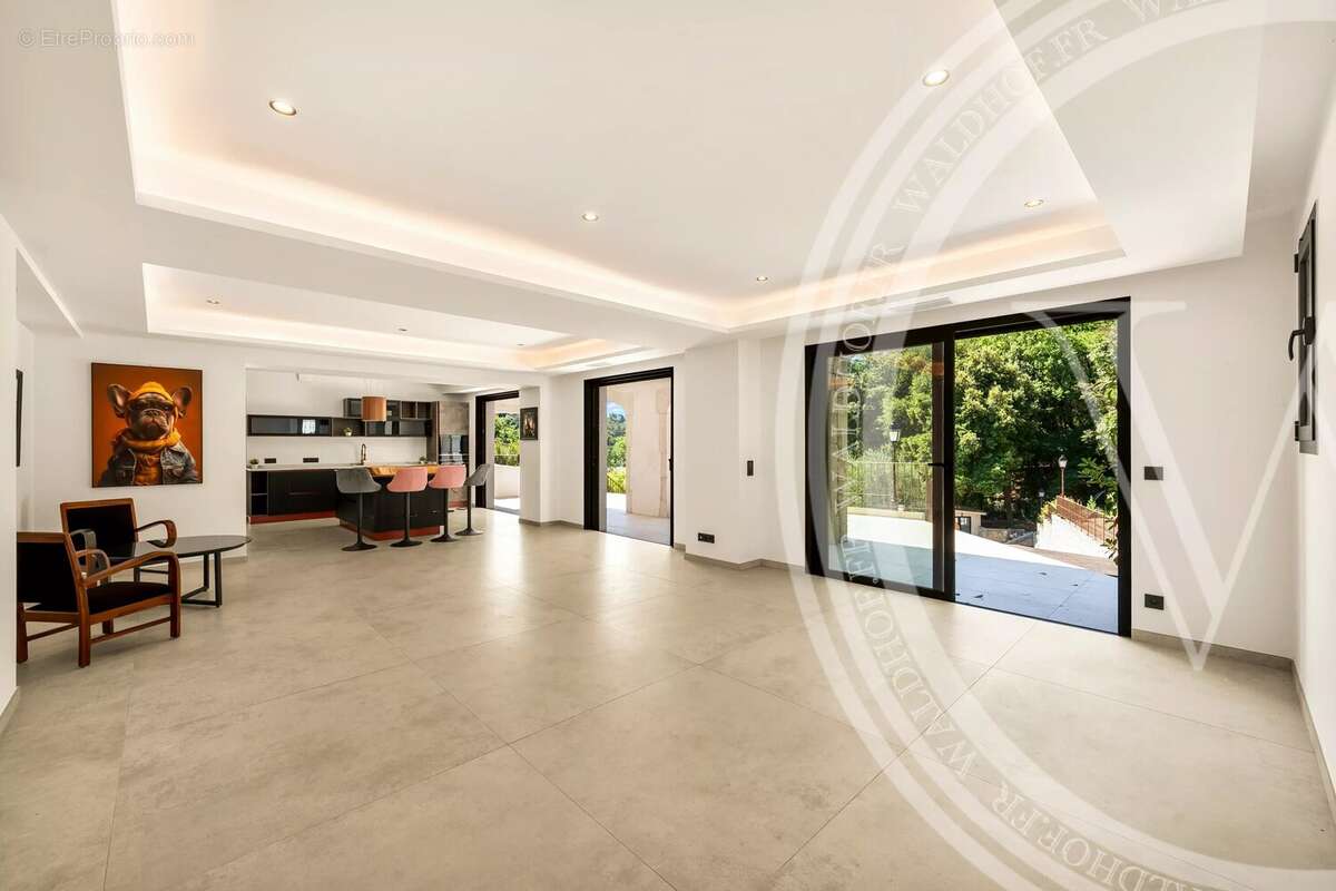 Maison à ROQUEFORT-LES-PINS