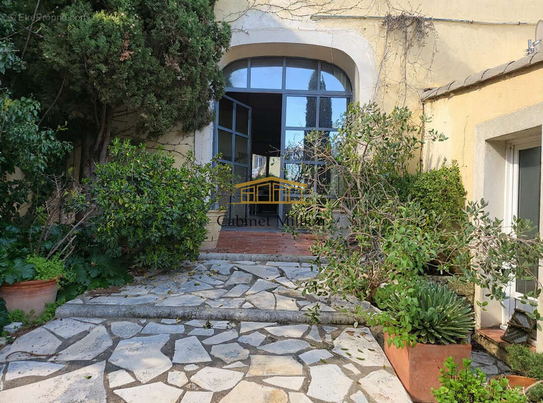 Maison à VIC-LA-GARDIOLE