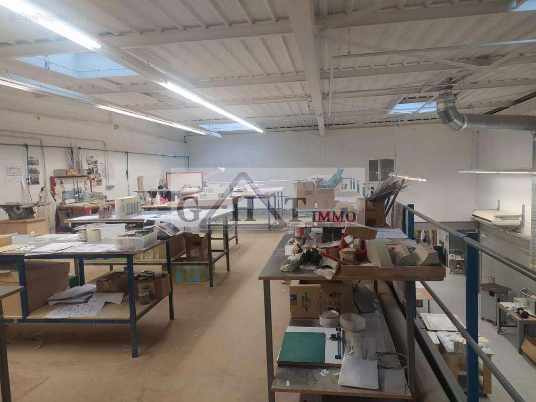 Commerce à SAINT-THIBAULT-DES-VIGNES