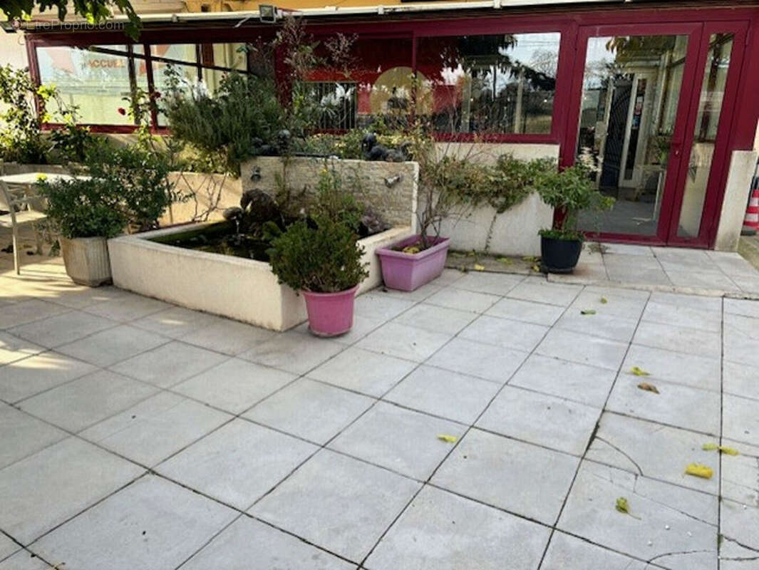 Commerce à LA FARE-LES-OLIVIERS