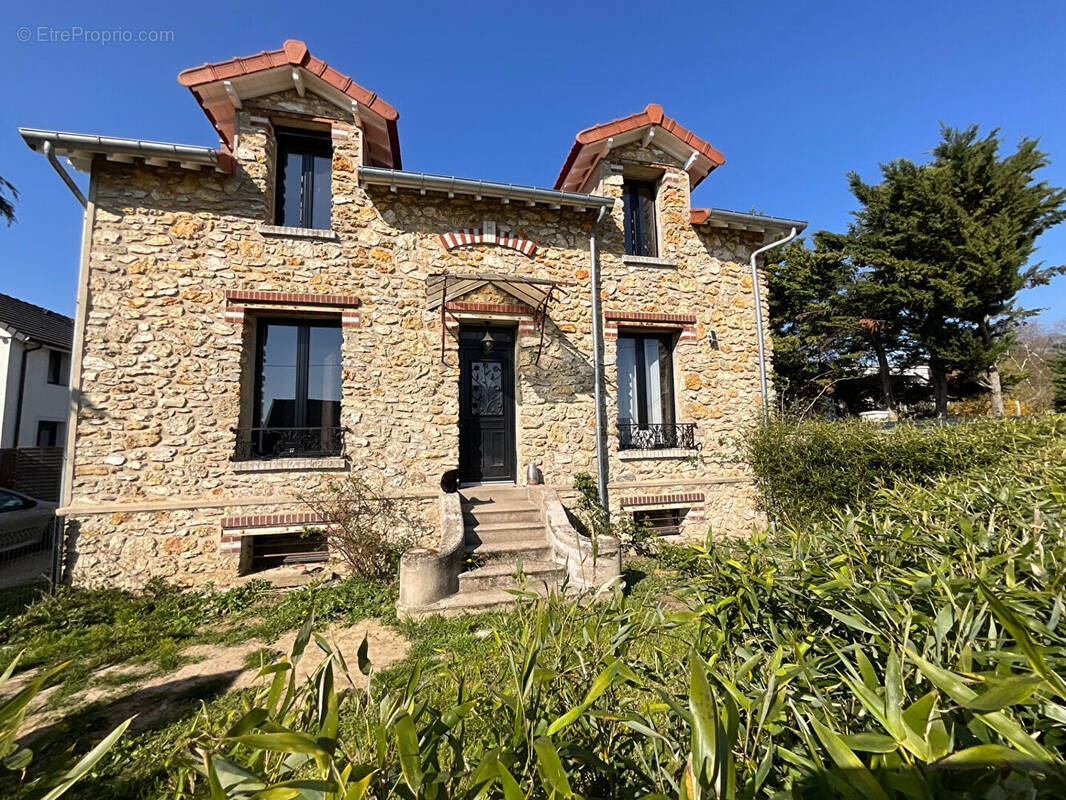Maison à CHANTELOUP-LES-VIGNES