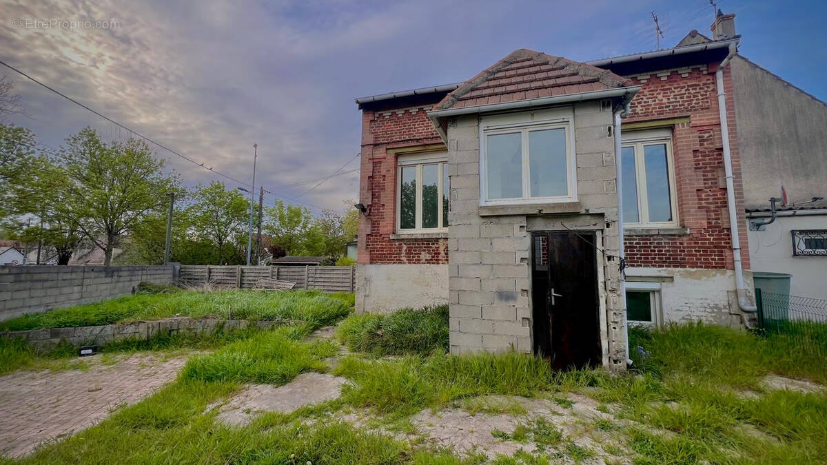 Maison à LE THILLAY