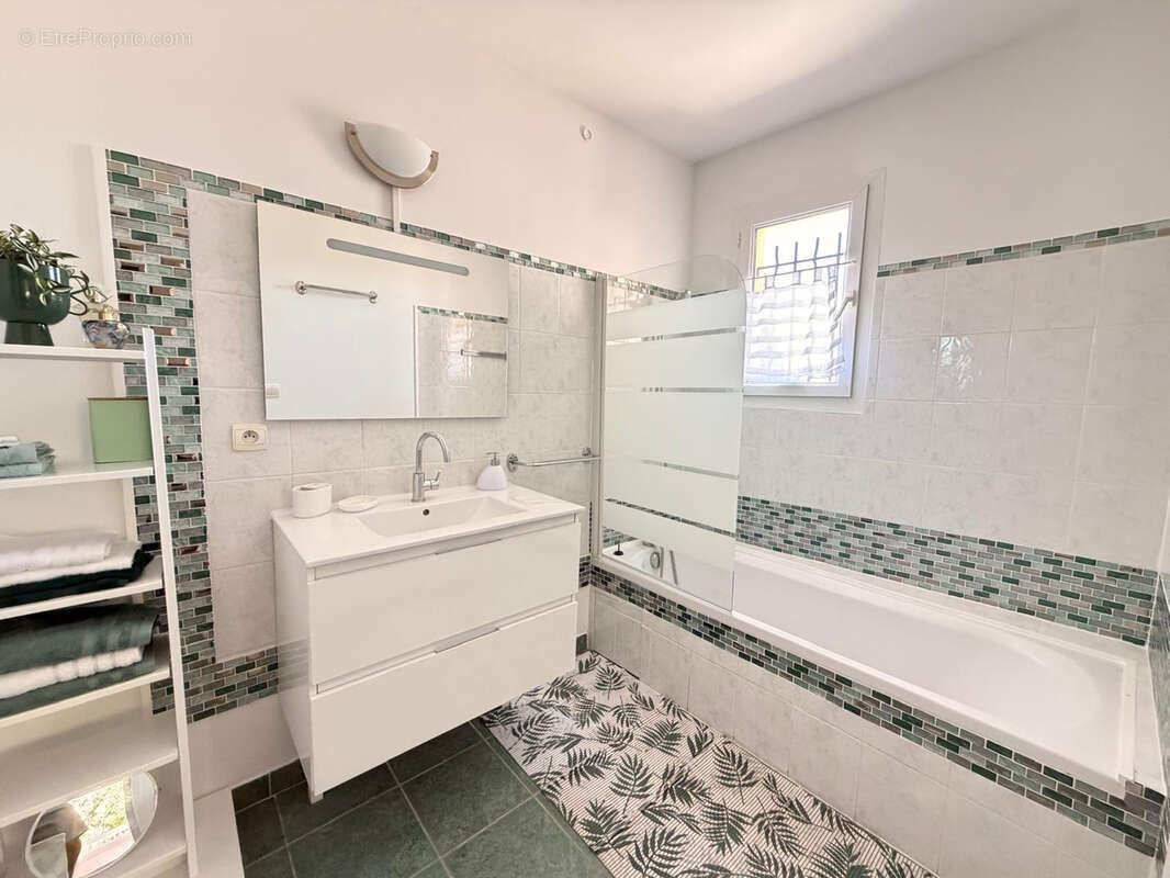 NIMES VACQUEROLLES Superbe maison 5 pièces de 115 m2 avec garage de 50 m2 et jardin - photo 15
