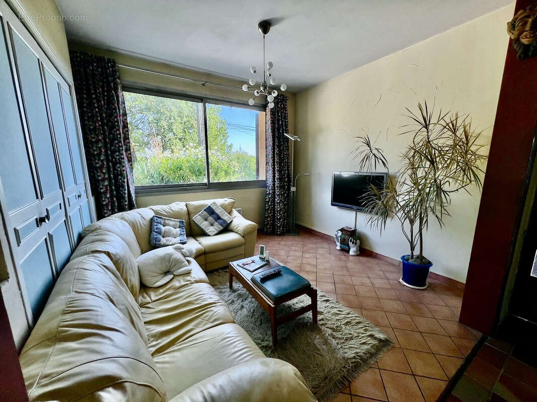 À quelques minutes du centre de Laroque-Timbaut, venez découvrir cet ensemble immobilier  d'environ 150 m² avec gîte et piscine, - photo 7