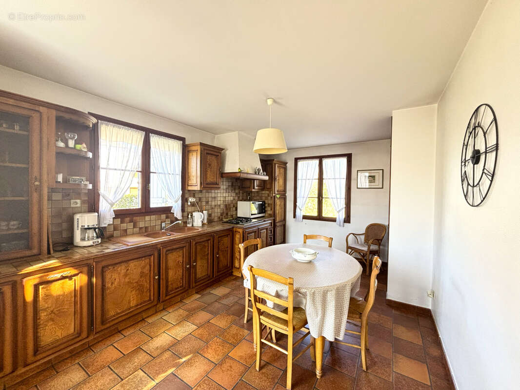 Maison à BAGE-LE-CHATEL