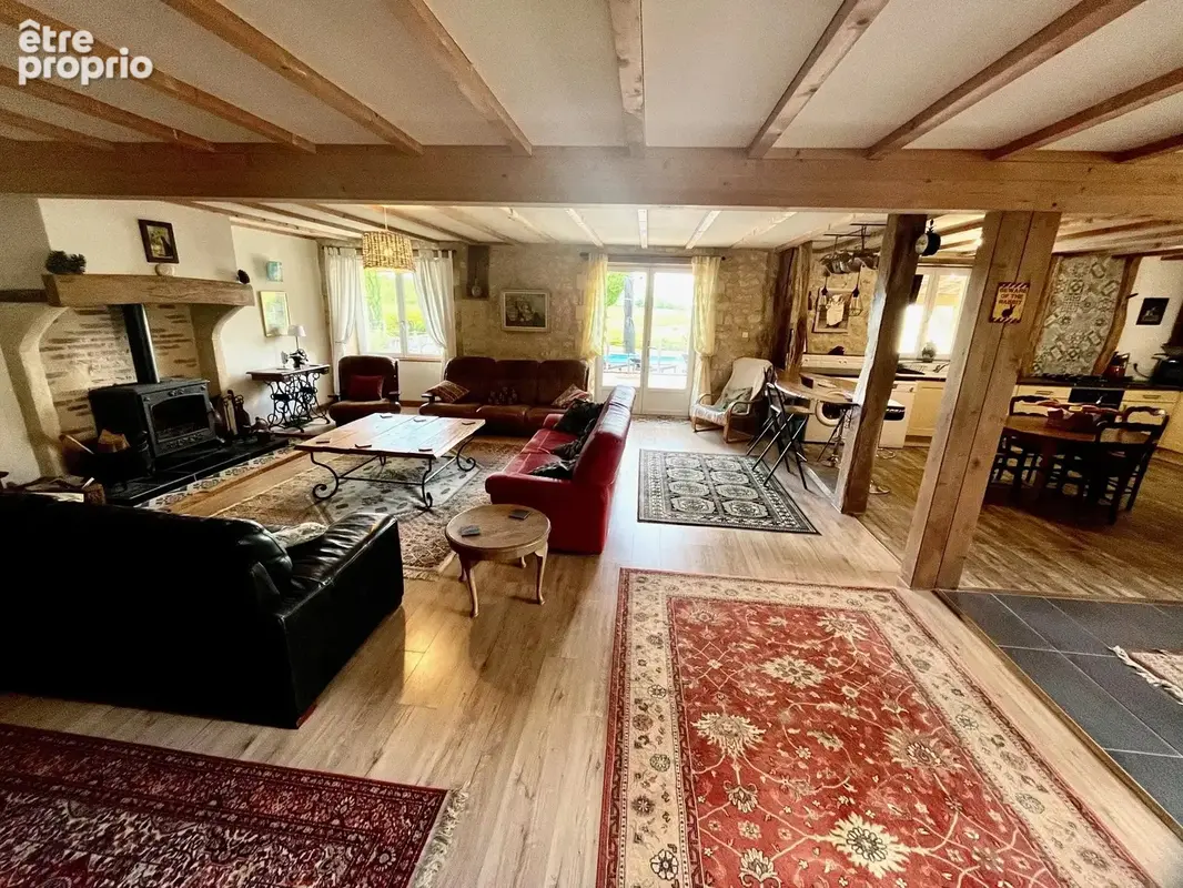 Superbe grange réaménagée avec 6 chambres et 4 salles de bains, offrant une vue imprenable - photo 15