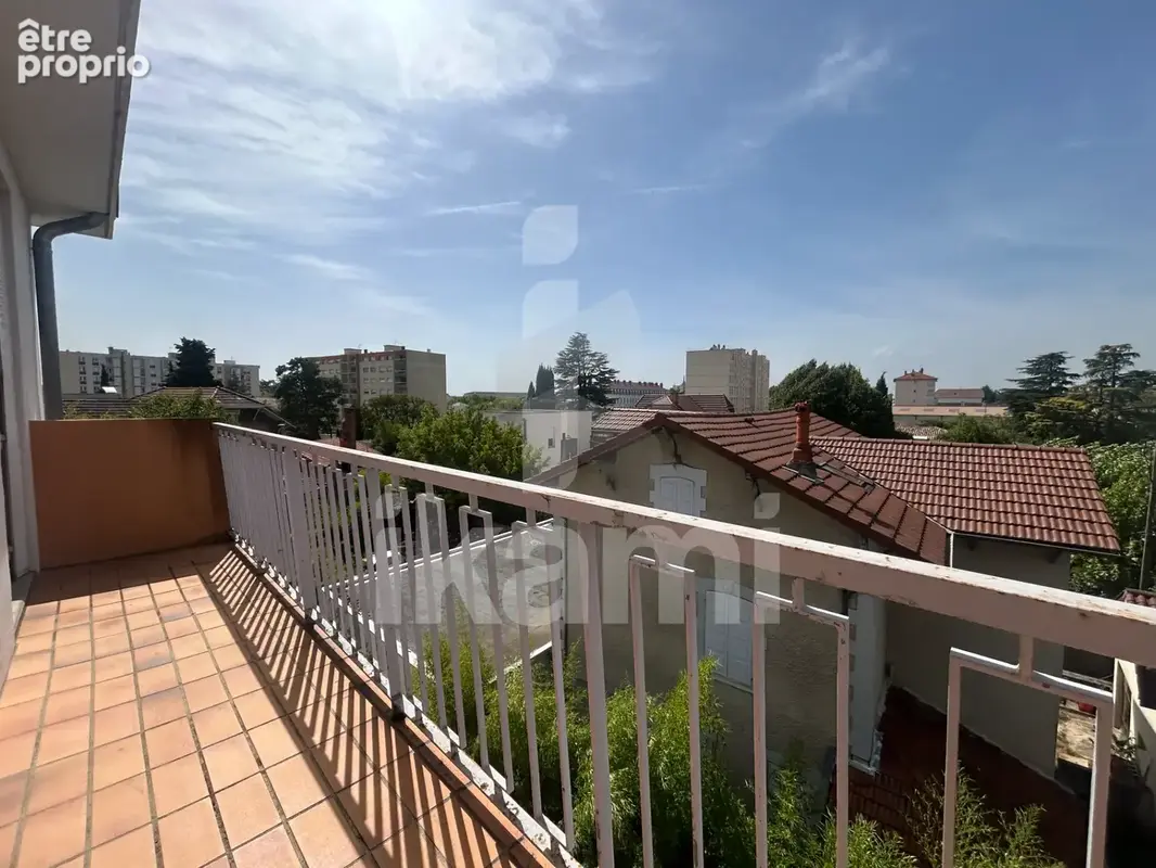 Appartement T3 avec double balcon, place de parking en hyper centre de Romans - photo 8
