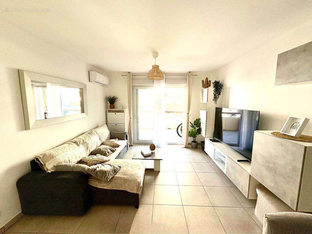 Appartement à LA ROQUETTE-SUR-SIAGNE