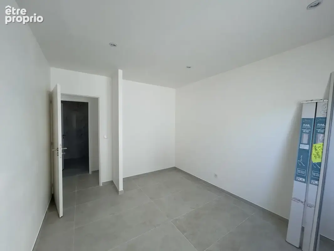 Maison neuve de plain à vendre avec garage et terrain attenant - photo 12