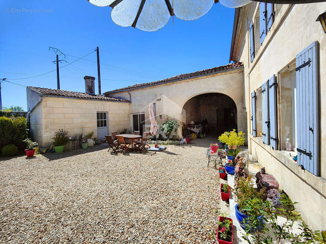 Maison à SAINT-MEME-LES-CARRIERES