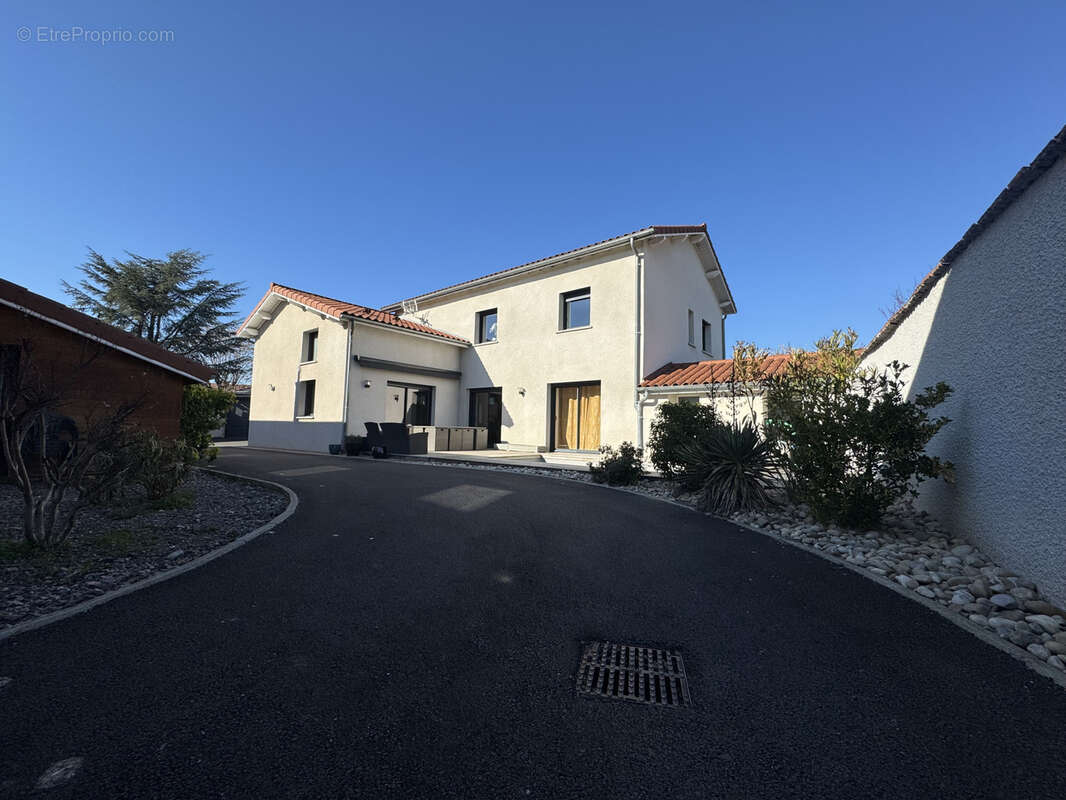 Maison à VEAUCHE