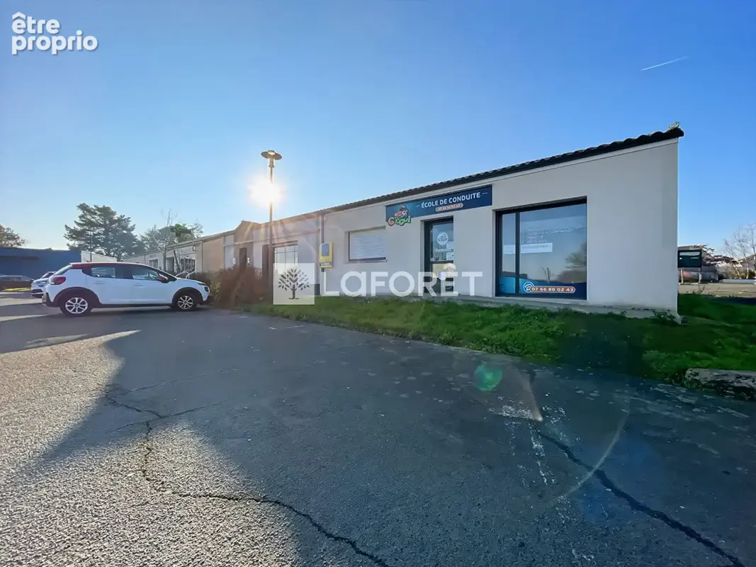 Local commercial Beaupreau En Mauges 85 m2 - photo 2