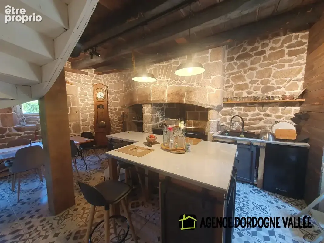 Maison de village en pierres avec terrain attenant de 2,5 ha, ruisseau, source et puits. - photo 3