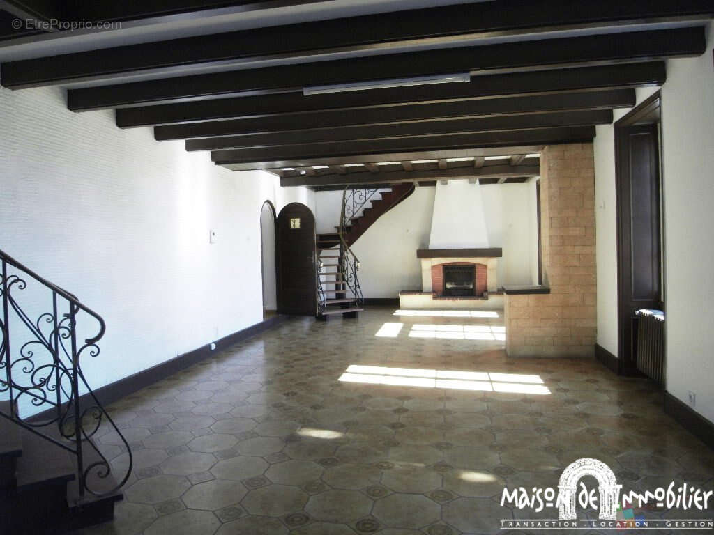 A vendre à CHATEAUBERNARD - Spacieuse Charentaise de 4 pièces - 154m2 - Jardin clos - photo 3
