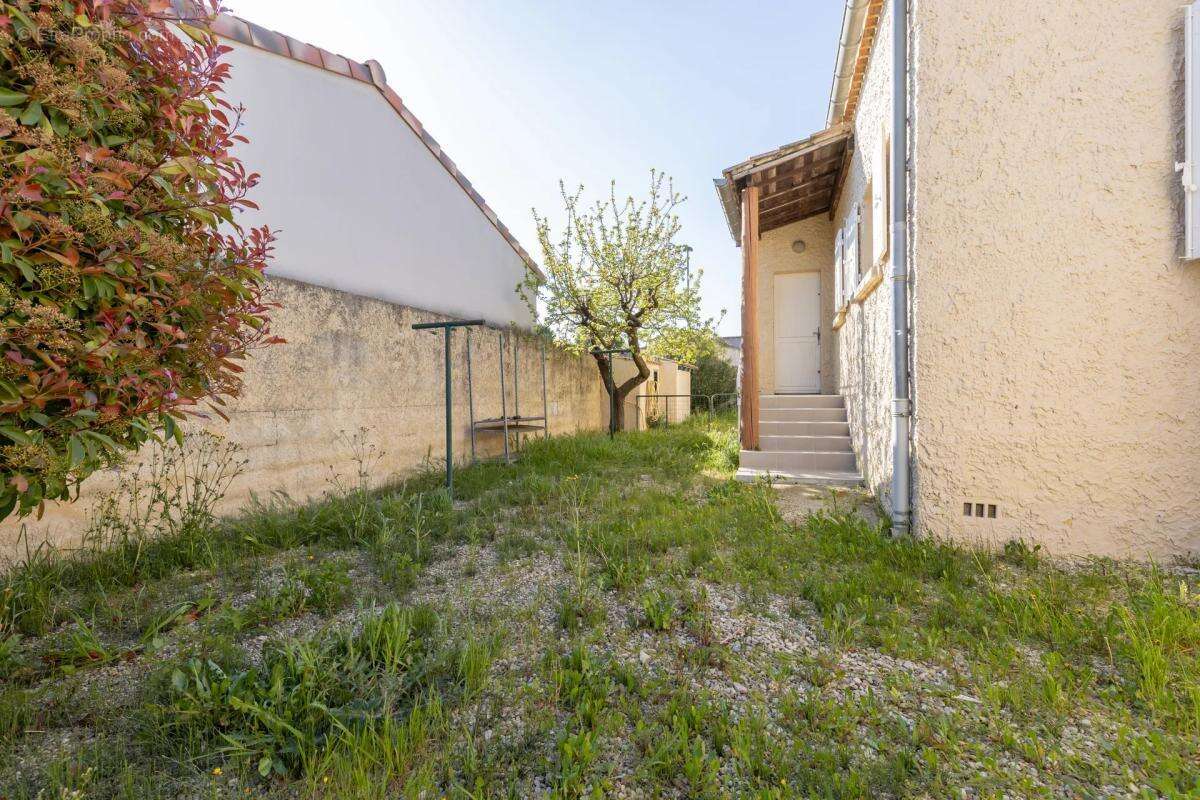 Maison à ENTRAIGUES-SUR-LA-SORGUE