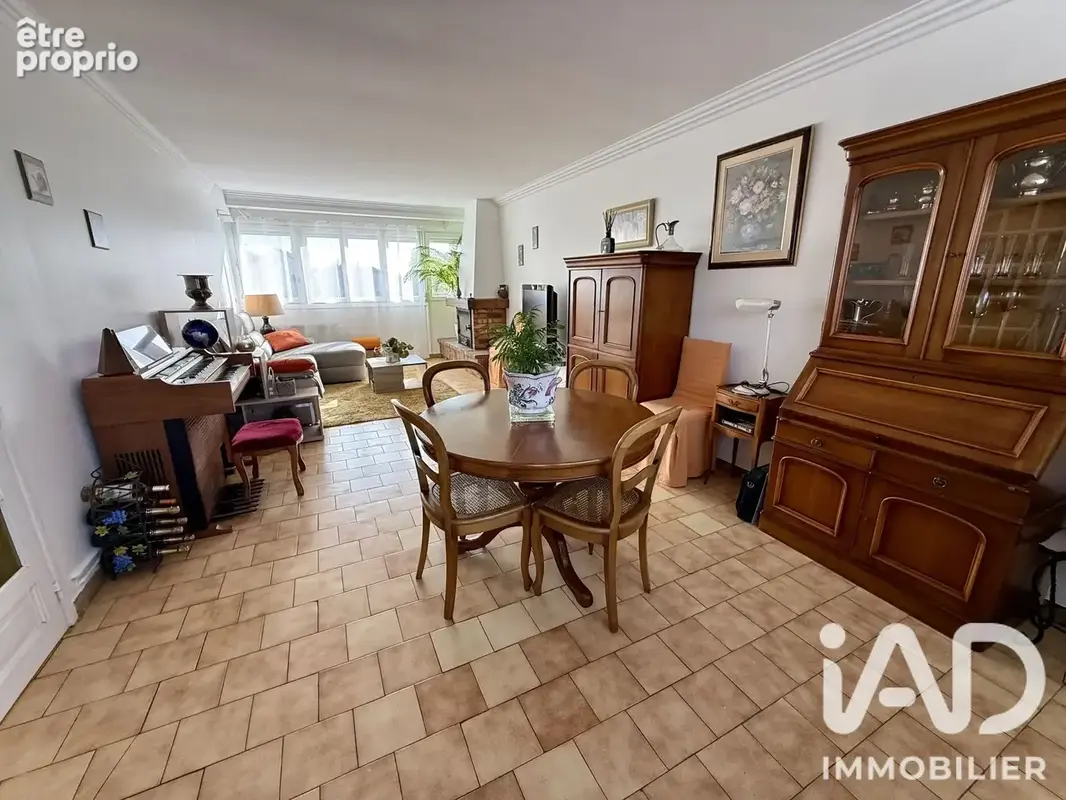 Appartement 312 m² · à Montigny-le-Bretonneux · 312 m² · 649 000 €