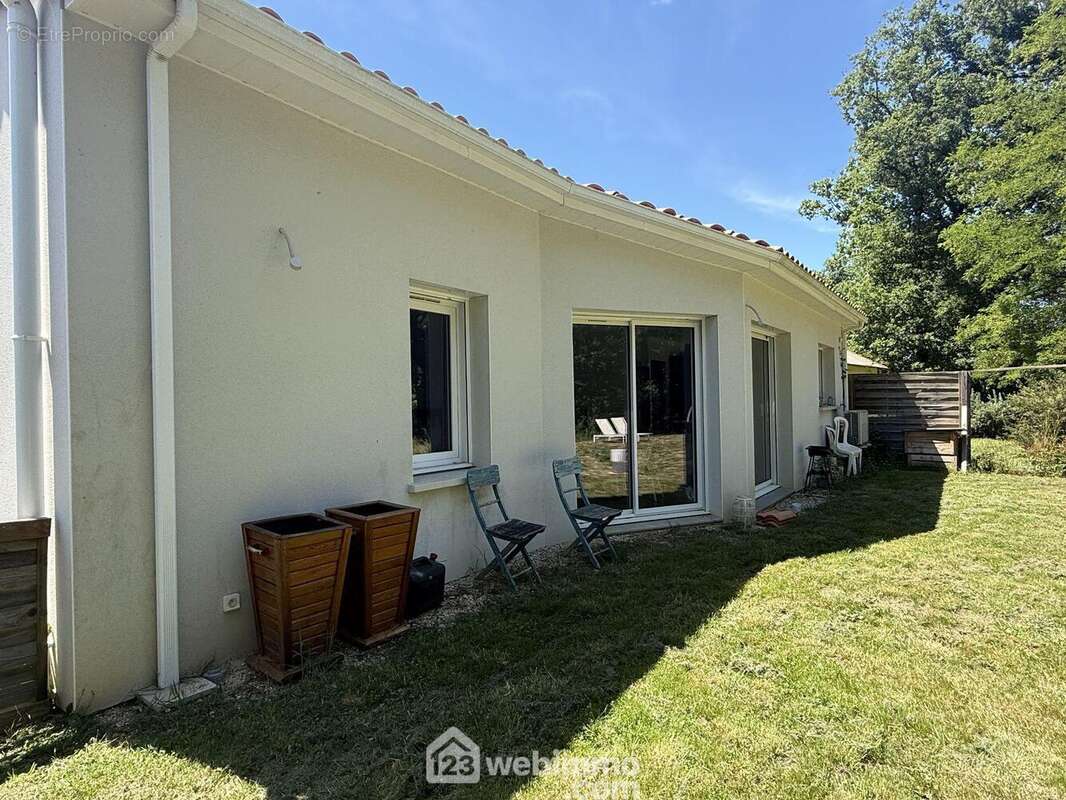 Avec accès direct au jardin, - Maison à BIARD