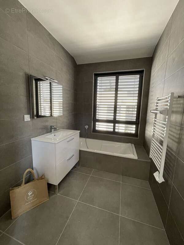 Appartement à LA TOUR-DE-SALVAGNY