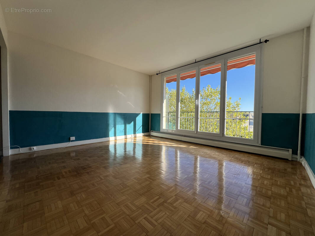 Appartement à NEAUPHLE-LE-CHATEAU