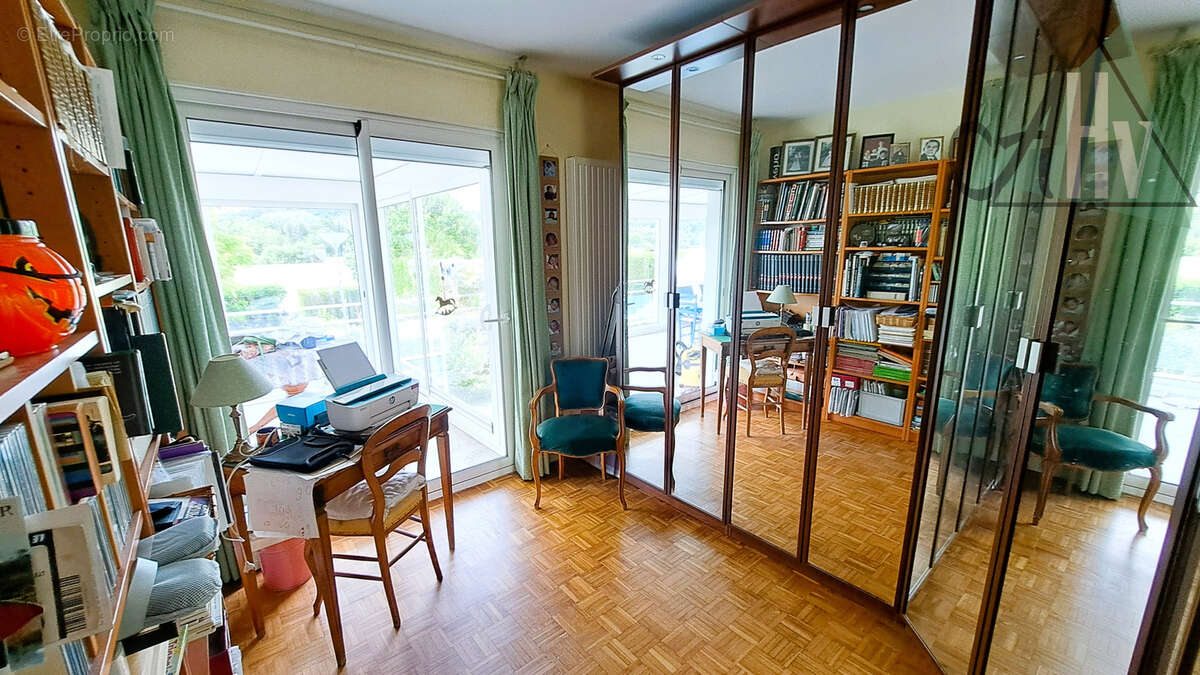 Villeneuve sur Yonne (89) - Pavillon de 107 m2 avec 3 chambres, belle véranda, sur sous-sol avec garage et bea - photo 8