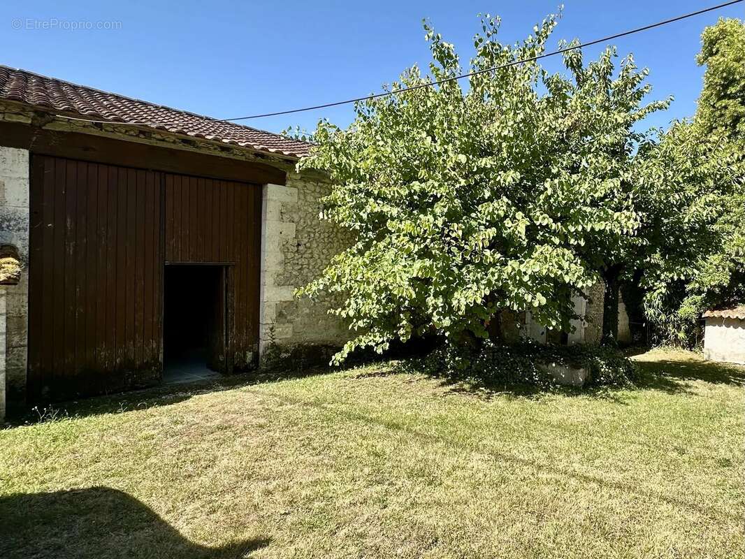 Belle maison en pierre avec piscine, jardin et vue sur la campagne - photo 18