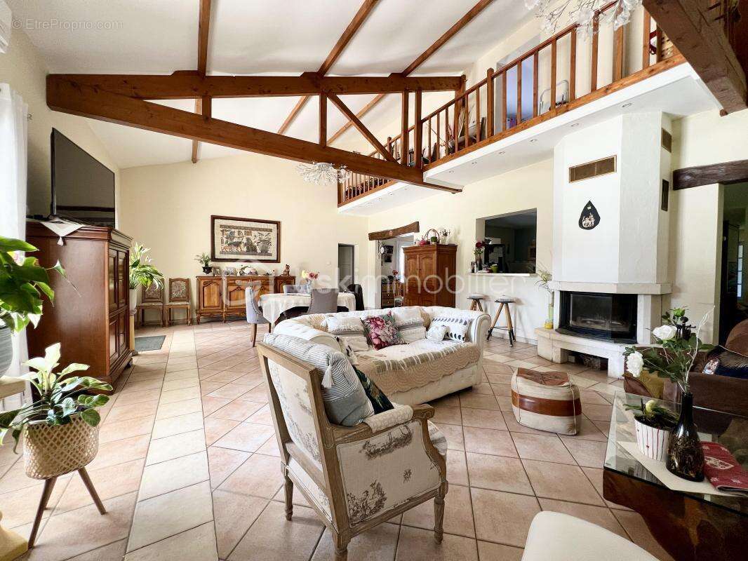 Maison à SAINT-MEDARD-DE-GUIZIERES