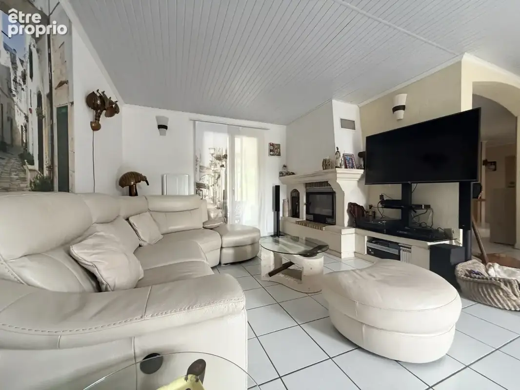 Maison familiale 121 m2 avec piscine, terrain clôturé et beaux espaces de vie - photo 4