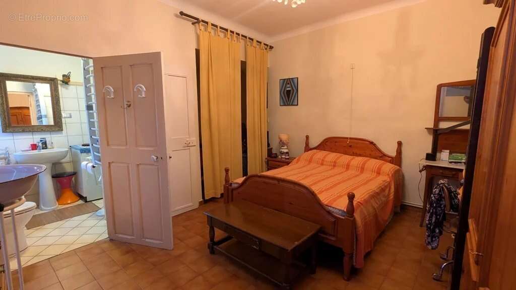 CARCES - Maison de village à rénover avec garage et terrasse - photo 5
