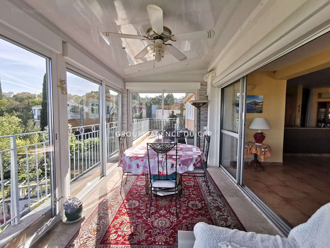 À vendre villa 5 chambres avec vue mer proche centre ville avec piscine et garage double, à saint aygulf - photo 5